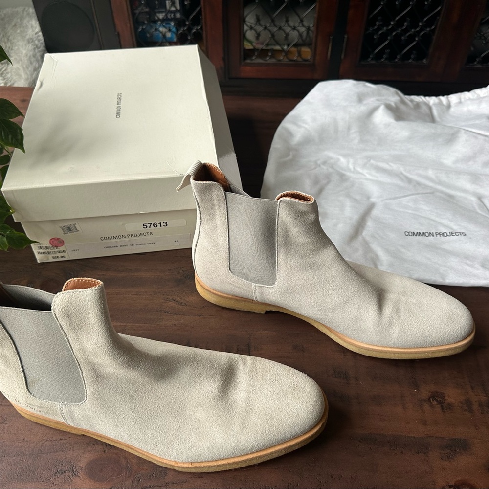 Common Projects Men's Chelsea Boots in Suede Grey